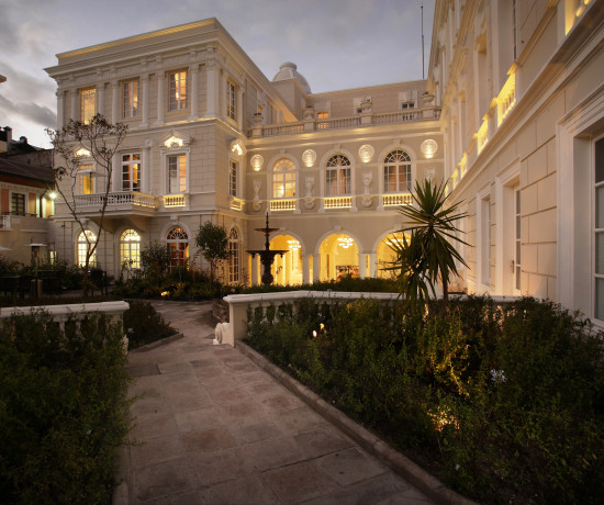 Image montrant un hôtel avec une belle architecture.