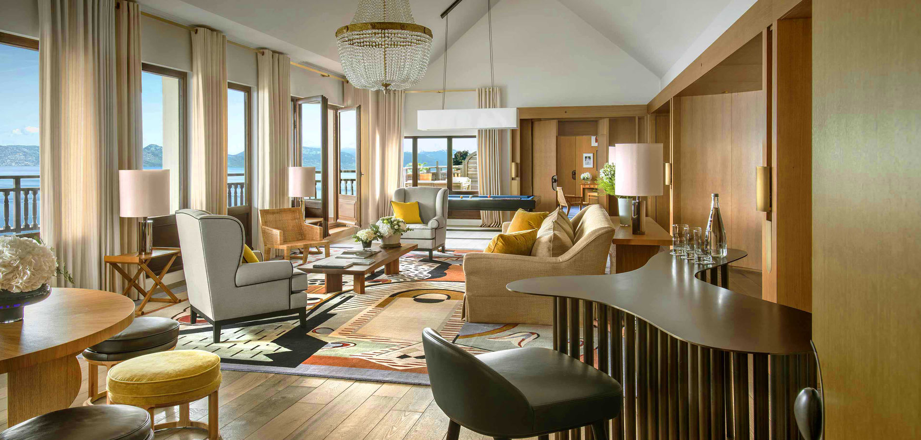 Image representant le salon de l'hotel avec un bar